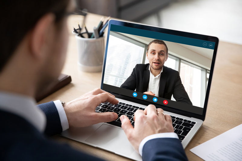 Candidato entrevistado a través de video entrevistas de trabajo