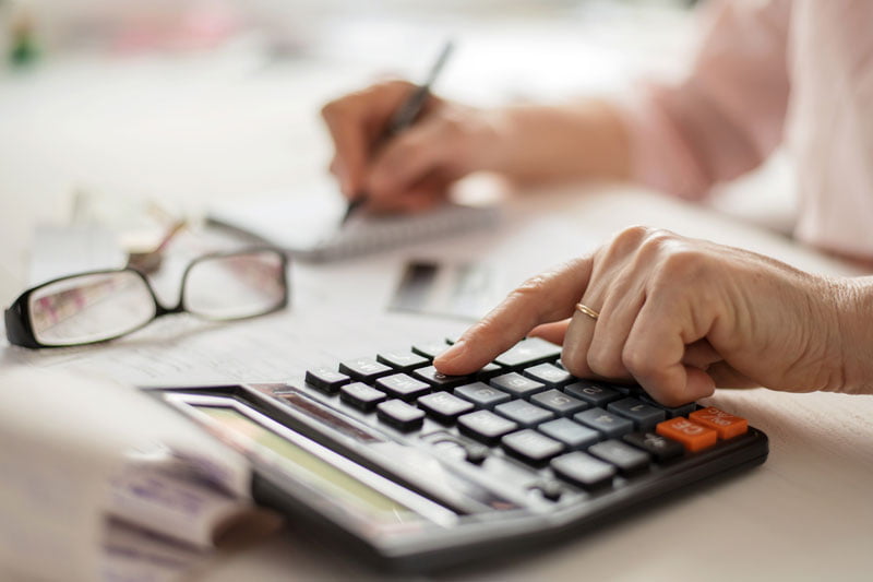 Trabajador que calcula su régimen especial con la Seguridad Social que le permite cotizar sin trabajo