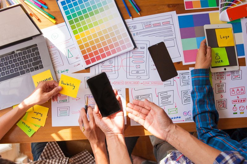 Diseñador web diseñando una aplicación